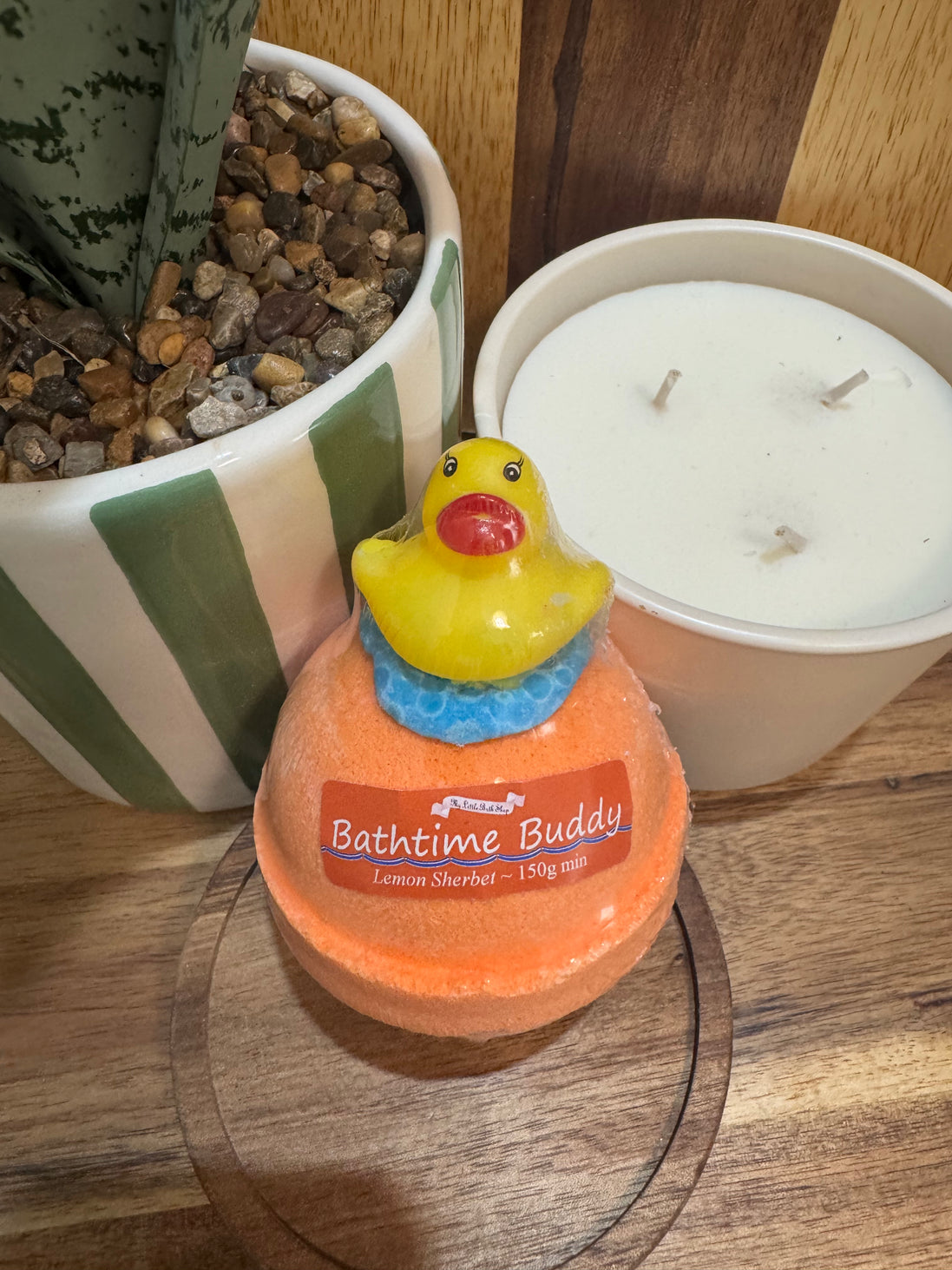 Bombe de bain avec un canard en jouet