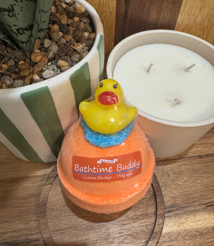Bombe de bain avec un canard en jouet