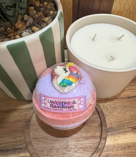 Bombe de bain avec licorne et arcs-en-ciel