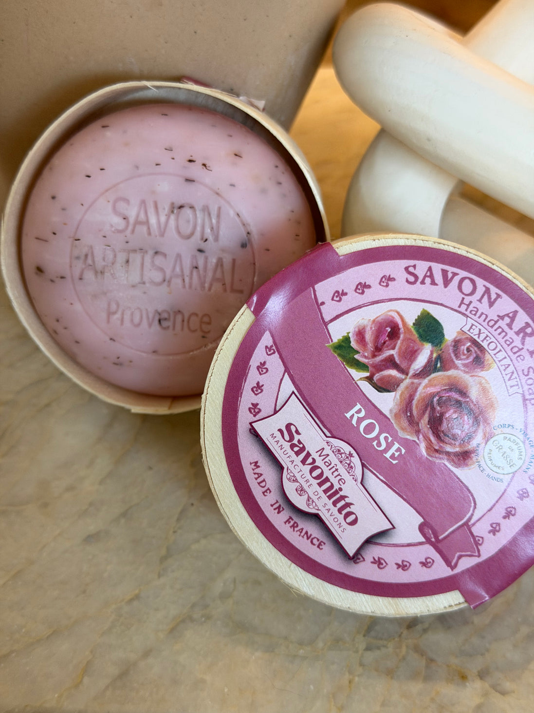 Savon exfoliant Rose dans boite en bois 100g