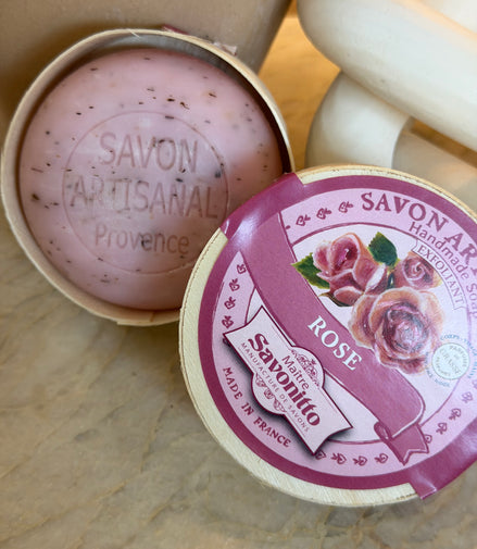Savon exfoliant Rose dans boite en bois 100g