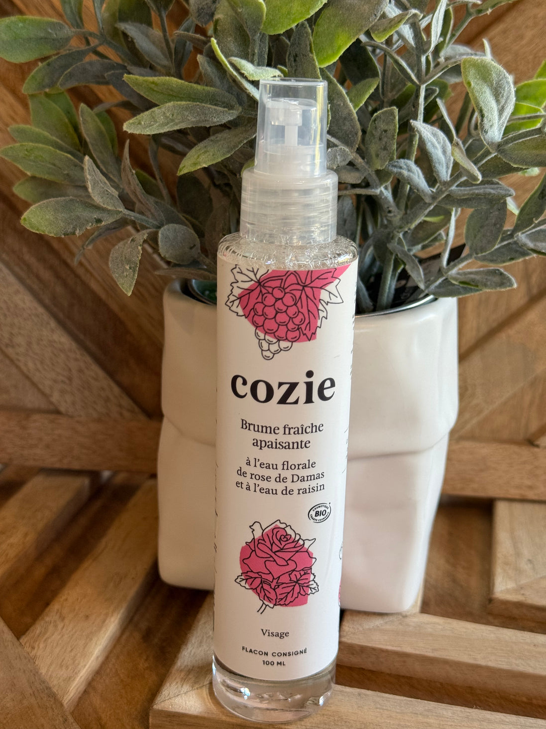 Brume fraîche apaisante à l’eau florale de rose et à l’eau de raisin