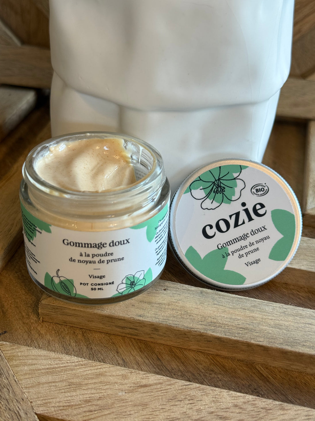 Gommage visage à la poudre de noyau de prune