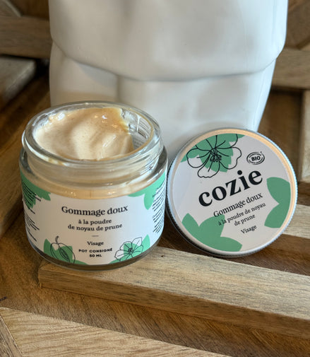 Gommage visage à la poudre de noyau de prune