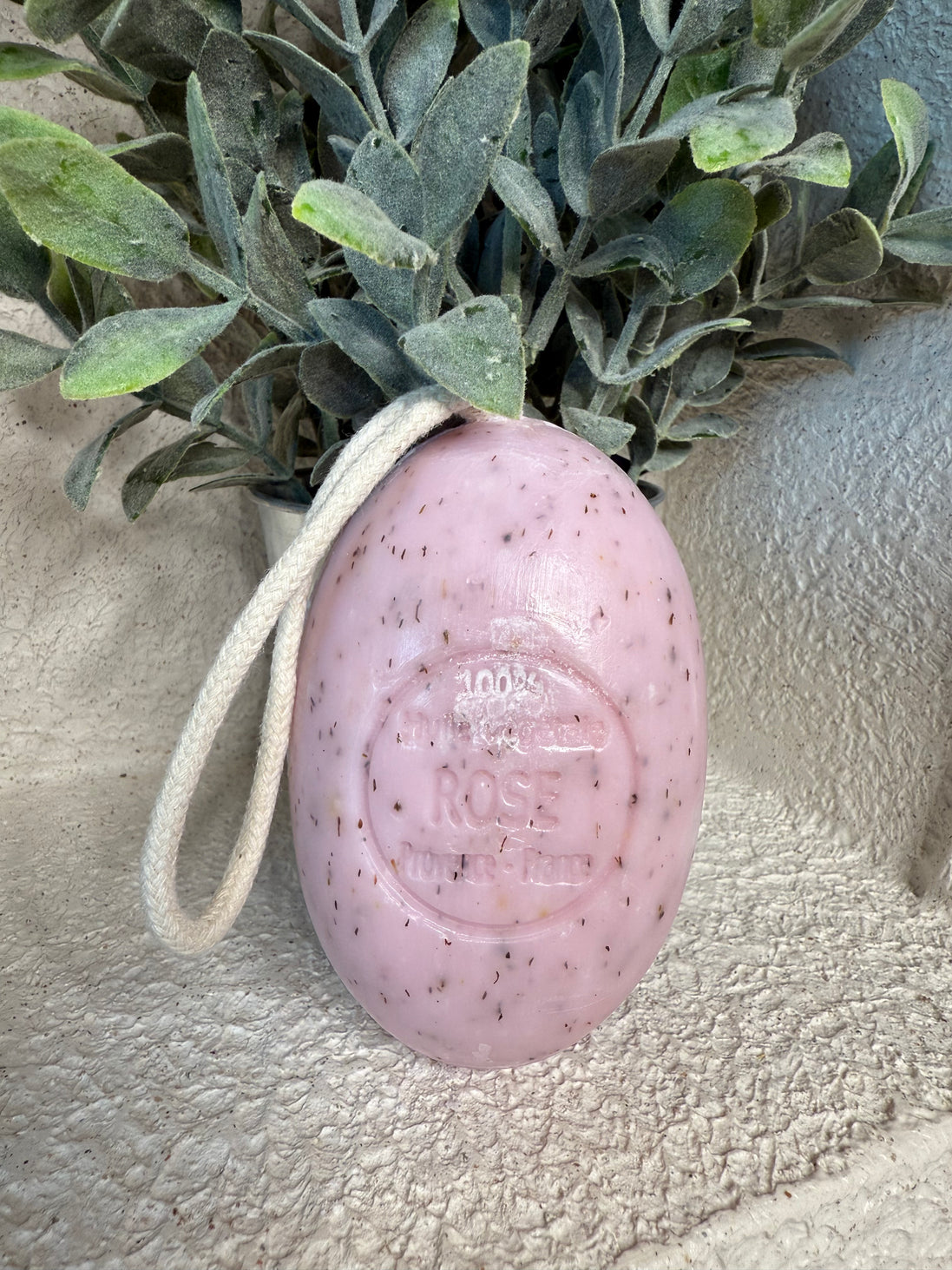Savon ovale sur corde Rose 200g